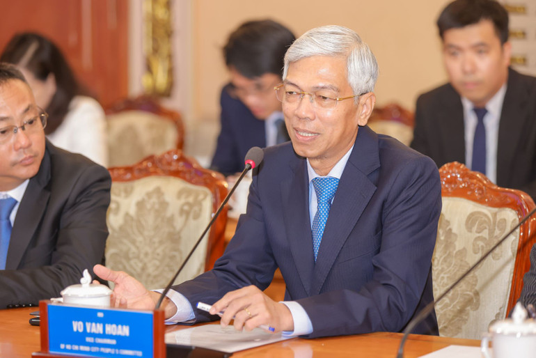 Ông Võ Văn Hoan - Phó Chủ tịch UBND Thành phố Hồ Chí Minh phát biểu tại buổi lễ. Ông Võ Văn Hoan - Phó Chủ tịch UBND Thành phố Hồ Chí Minh phát biểu tại buổi lễ.