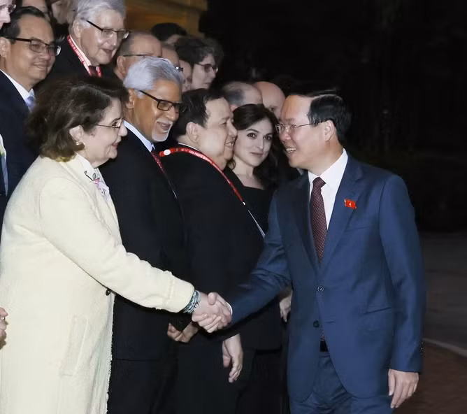 Chủ tịch nước Võ Văn Thưởng tiếp các đại biểu là lãnh đạo của Phong trào Chữ thập đỏ và Trăng lưỡi liềm đỏ quốc tế nhân dịp Hội nghị Hội Chữ thập đỏ - Trăng lưỡi liềm đỏ khu vực châu Á - Thái Bình Dương lần thứ 11 tại Việt Nam. (Ảnh: TTXVN)