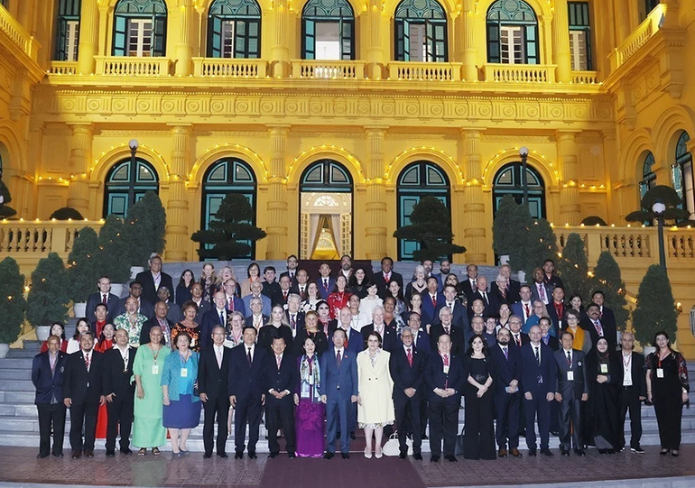 Chủ tịch nước Võ Văn Thưởng và các lãnh đạo của Phong trào Chữ thập đỏ và Trăng lưỡi liềm đỏ quốc tế nhân dịp Hội nghị Hội Chữ thập đỏ - Trăng lưỡi liềm đỏ khu vực châu Á - Thái Bình Dương lần thứ 11 tại Việt Nam. (Ảnh: TTXVN)