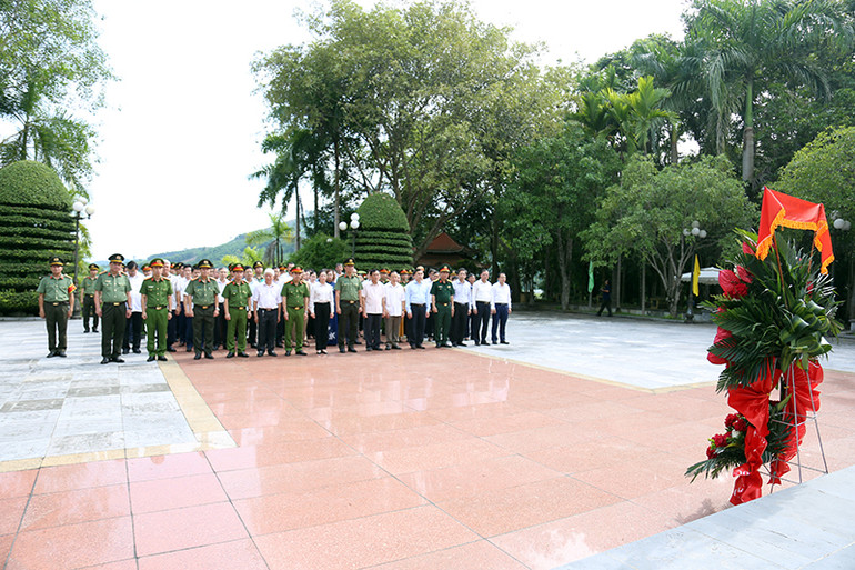 Các đại biểu dâng hoa tại Tượng đài Bảo vệ an ninh Tổ quốc.