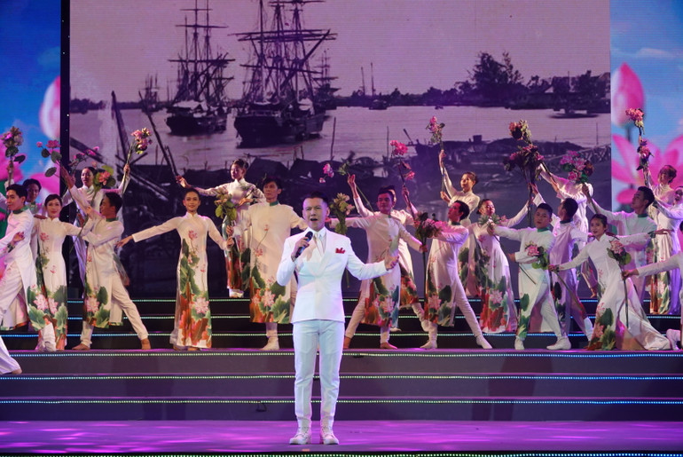 Ca sĩ Thành Tâm trình bày ca khúc "Tiếng hát từ Thành phố mang tên Người" (nhạc: Cao Việt Bách, thơ: Đăng Trung)