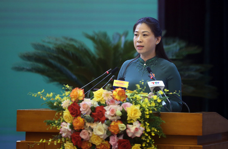 Đồng chí Lê Thị Kim Dung, Phó Bí thư Thường trực Tỉnh ủy, Chủ tịch Hội đồng nhân dân tỉnh phát biểu bế mạc kỳ họp.