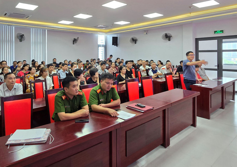 Các câu hỏi về những trang thiết bị phòng cháy chữa cháy gì cần được trang bị cũng được chủ cơ sở kinh doanh đặt ra tại buổi Đối thoại.