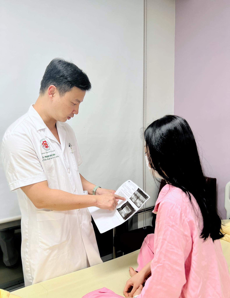 Bác sĩ Minh trao đổi và tư vấn về những vùng tổn thương với bệnh nhân. (Ảnh: BVCC)