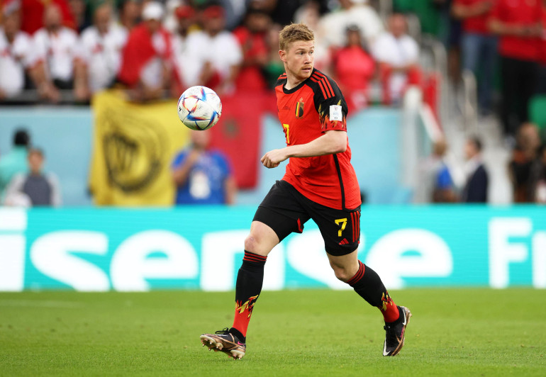 Tuyển Bỉ giao bóng và có tình huống nguy hiểm đầu tiên. (Ảnh: Reuters)