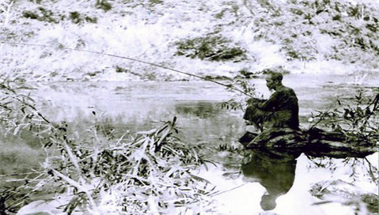 Bác Hồ câu cá tại sông Phó Đáy (ảnh tư liệu).