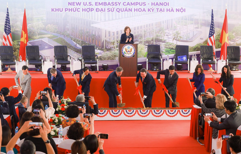 Sáng cùng ngày, Bộ trưởng Ngoại giao Hoa Kỳ Antony Blinken và Bộ trưởng Ngoại giao Bùi Thanh Sơn đã khởi công khu phức hợp Đại sứ quán mới của Mỹ tại vị trí giao giữa công viên Cầu Giấy với phố Phạm Văn Bạch (quận Cầu Giấy, Hà Nội).