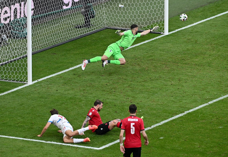 Hai đội tạo nên một thế trận cân bằng với nhiều tình huống đáng chú ý. (Ảnh: Reuters)