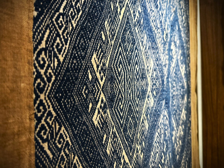 Tiến sĩ Vi Văn An, nguyên Trưởng phòng Nghiên cứu sưu tầm Bảo tàng Dân tộc học Việt Nam đánh giá, những hoa văn như con rồng, hoa quả sổ, hoa gai cọ đều là những những hoa rất phức tạp.