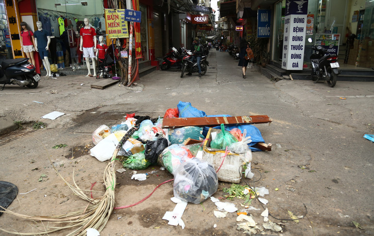 Bãi rác tự phát ngay lối vào ngõ 94 Tân Mai, quận Hoàng Mai, Hà Nội. (Ảnh: Thu Phương)