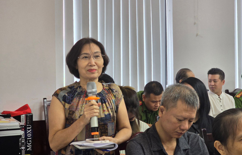 Một chủ cơ sở thông tin về công tác thực hiện khắc phục an toàn phòng cháy chữa cháy.