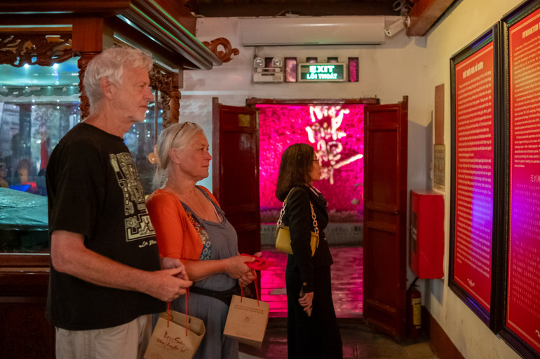 Ngoài tận hưởng hoạt động chính của tour, du khách cũng được tìm hiểu thêm nhiều thông tin về di tích. Ngoài tận hưởng hoạt động chính của tour, du khách cũng được tìm hiểu thêm nhiều thông tin về di tích.