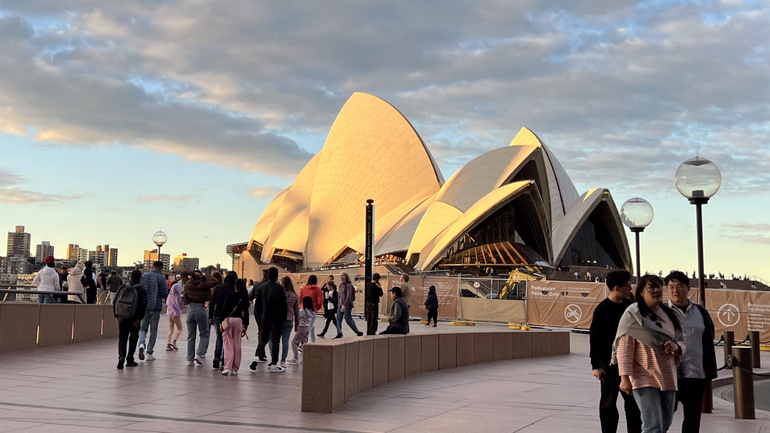 Nhà hát "con sò" Opera Sydney là một trong những điểm thu hút du khách nhất ở Úc với khoảng hơn tám triệu người ghé thăm mỗi năm.