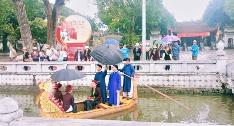 Vào ba tháng âm lịch đầu năm sẽ có những buổi hát quan họ miễn phí dành cho du khách.