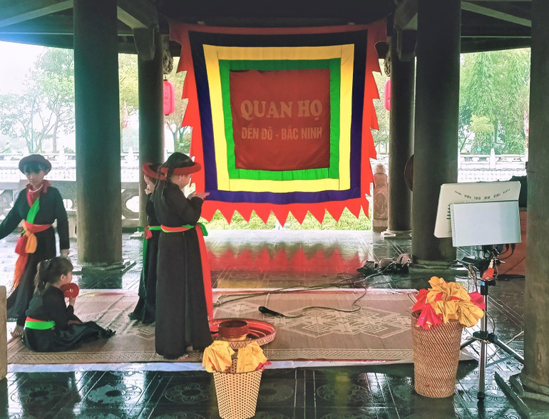 Những thành viên trẻ của CLB Quan họ Đền Đô tại thủy đình Đền Đô.