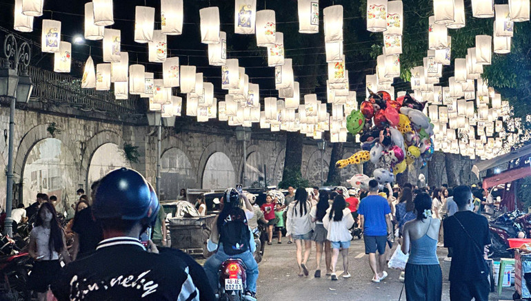 Các con đường nằm lân cận hay khu vực phố bích hoạ Phùng Hưng cũng được trang trí và treo đèn lung linh nên nhiều người dân cũng lựa chọn để ghé thăm. Các con đường nằm lân cận hay khu vực phố bích hoạ Phùng Hưng cũng được trang trí và treo đèn lung linh nên nhiều người dân cũng lựa chọn để ghé thăm.