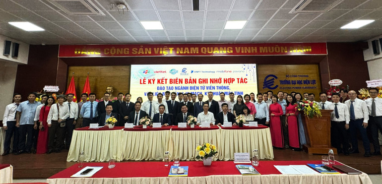 Các đại diện cơ quan, đơn vị đầu ngành ký kết thỏa thuận hợp tác trong việc phát triển nguồn nhân lực công nghệ cao tại Việt Nam.