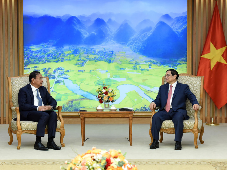 Thủ tướng Phạm Minh Chính trao đổi với Phó Thủ tướng, Bộ trưởng Ngoại giao và Hợp tác quốc tế Vương quốc Campuchia Prak Sokhonn. (Ảnh: Trần Hải)