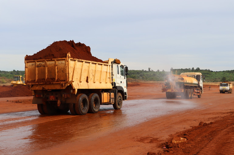 Đơn vị thi công tăng cường xe tưới nước để giảm bụi phát sinh khi thi công hạng mục san nền sân bay Long Thành.