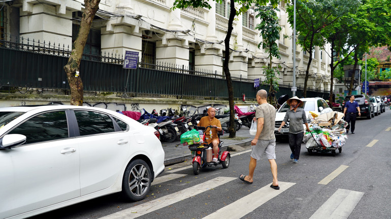 "Phở treo" nơi góc đường Bảo Khánh đã phần nào làm nhẹ đi một chút gánh nặng cuộc sống của những người có hoàn cảnh khó khăn.