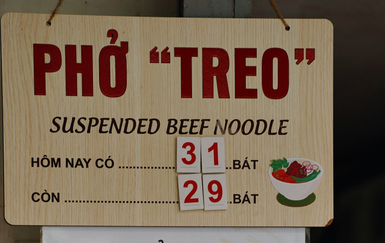 Hiện tại, quán thực hiện tự "treo" 30 bát mỗi ngày làm từ thiện, số bát còn lại tăng lên là do khách đến ăn treo tiếp. Khách đến đây bắt đầu "treo" từ số 31 trở đi. Những suất "treo" còn lại của ngày hôm trước chưa được dùng sẽ được quán cộng dồn sang ngày hôm sau.