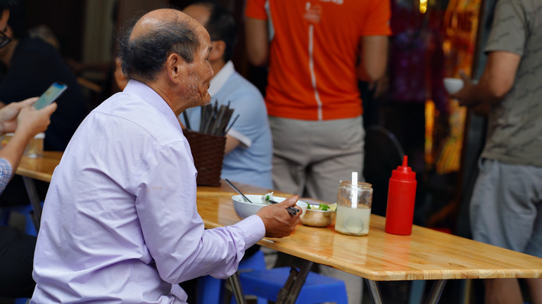 Một món quà nhỏ, thiết thực được trao đi khiến nhiều người đều cảm thấy vui.