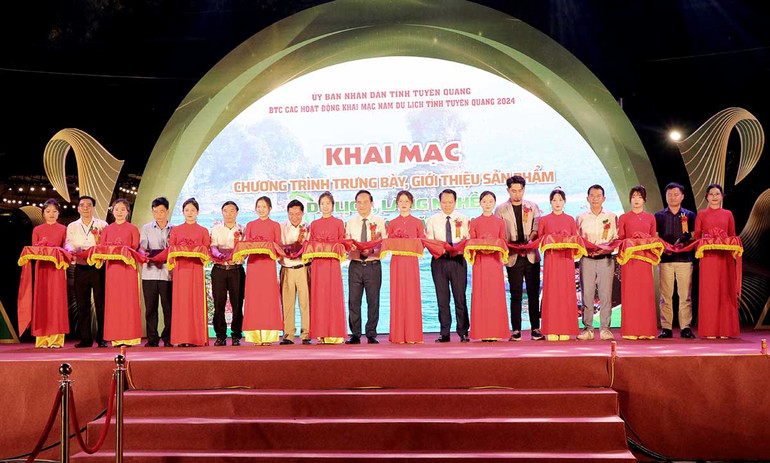 Các đại biểu cắt băng khai mạc chương trình.