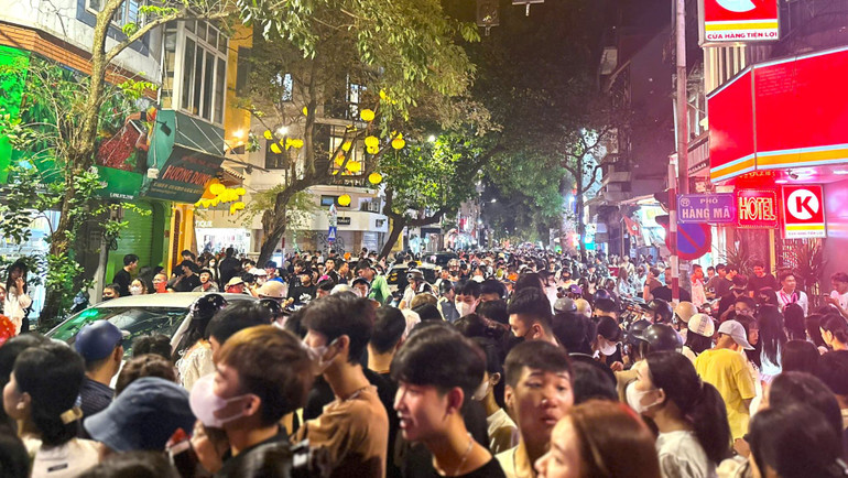 Chen nhau để vào đã khó, muốn thoát ra khỏi đám đông càng khó hơn. Chen nhau để vào đã khó, muốn thoát ra khỏi đám đông càng khó hơn.