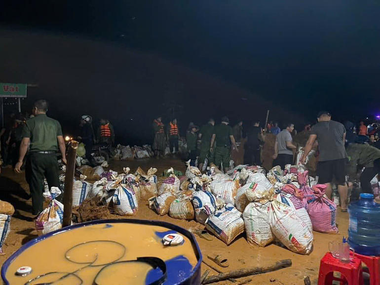 Hoạt động ứng phó vỡ đê.