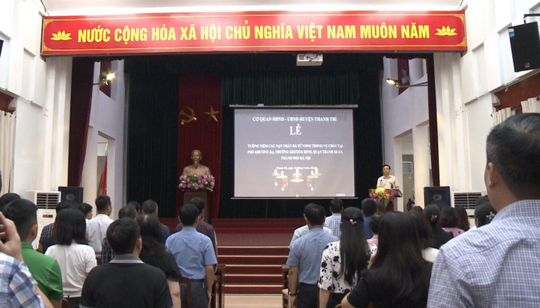 Các cán bộ tại huyện Thanh Trì tham dự phút mặc niệm các nạn nhân.