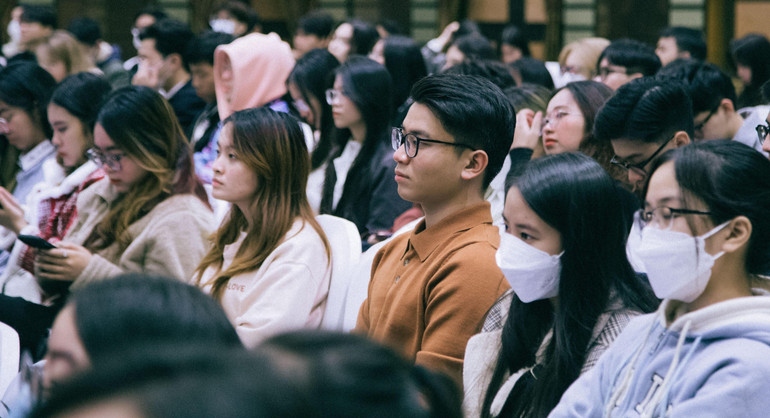 Các bạn sinh viên từ nhiều trường đại học lắng nghe chia sẻ về khởi nghiệp. (Ảnh: TRUNG HIẾU)