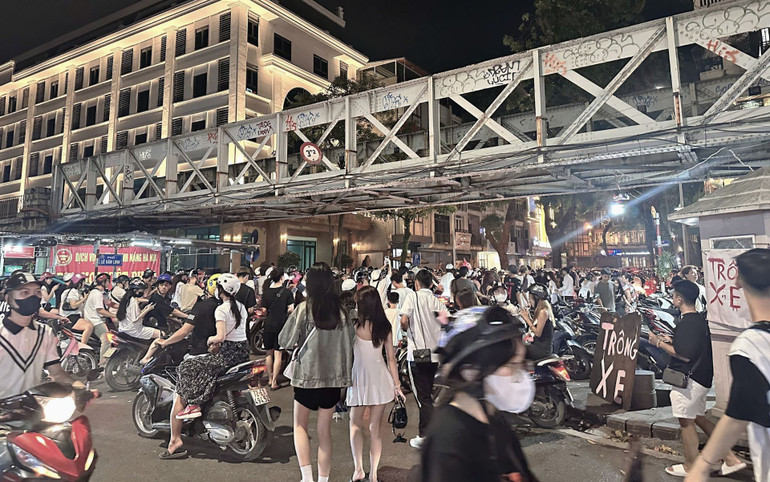 Với lượng người rất lớn đổ dồn về khu vực trung tâm phố cổ vốn đã chật hẹp, trên các tuyến phố mà phương tiện được lưu thông, xe máy và ô-tô ken đặc lại, có điểm phải đứng im đến nửa tiếng vẫn không thể di chuyển. Với lượng người rất lớn đổ dồn về khu vực trung tâm phố cổ vốn đã chật hẹp, trên các tuyến phố mà phương tiện được lưu thông, xe máy và ô-tô ken đặc lại, có điểm phải đứng im đến nửa tiếng vẫn không thể di chuyển.