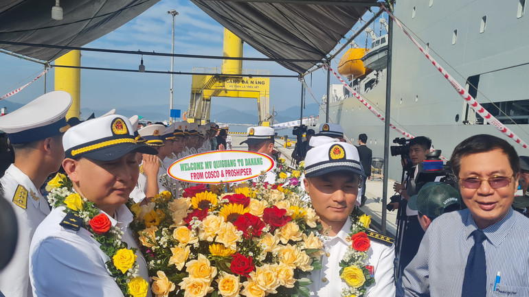 Lễ đón tàu được tổ chức tại cầu cảng Tiên Sa.