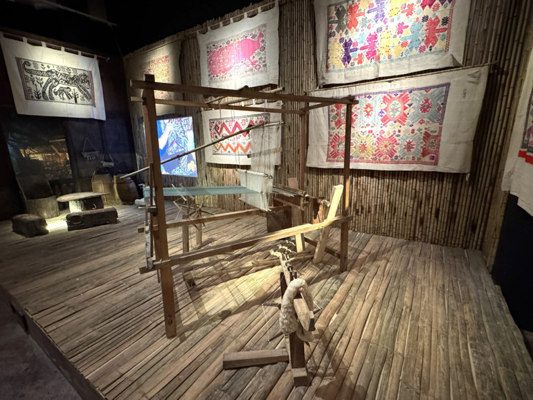 Người Thái 13-14 tuổi, bà mẹ đã hướng dẫn cháu bé gái đường kim mũi chỉ từ đơn giản đến phức tạp.