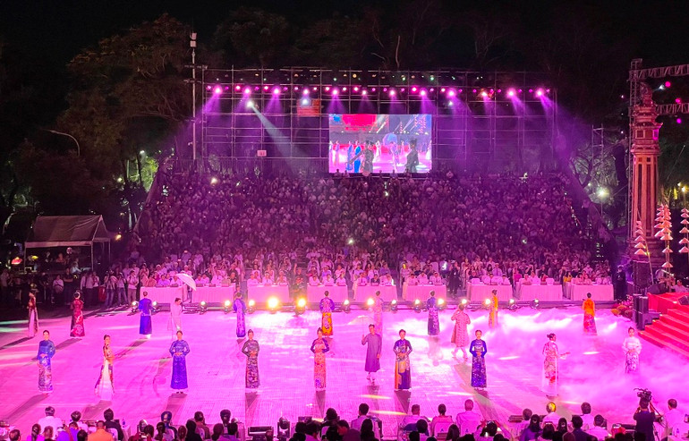 Tiết mục ca múa nhạc kết hợp biểu diễn áo dài Huế đặc sắc và ấn tượng.