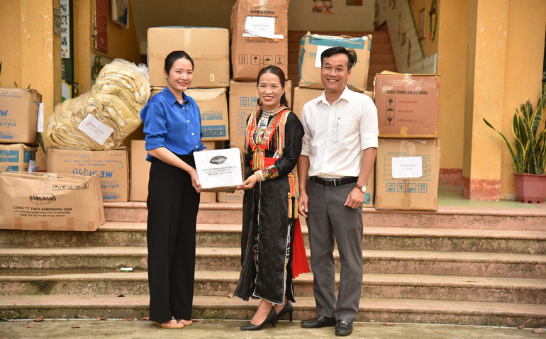 Những món quà được trao đến tay thầy, cô giáo điểm trường tại xã Tân Phượng.