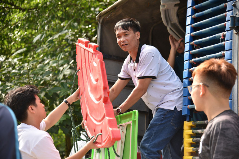 Các tình nguyện viên của chương trình cùng nhau xây dựng tủ sách, xây cổng trường, nhà vệ sinh, làm sân chơi cho các em.