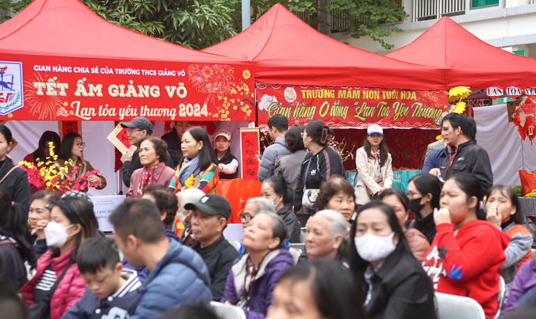 Những gian hàng 0 đồng được chuẩn bị chu đáo, trong thời gian dài bởi nhiều đơn vị, nhà hảo tâm.