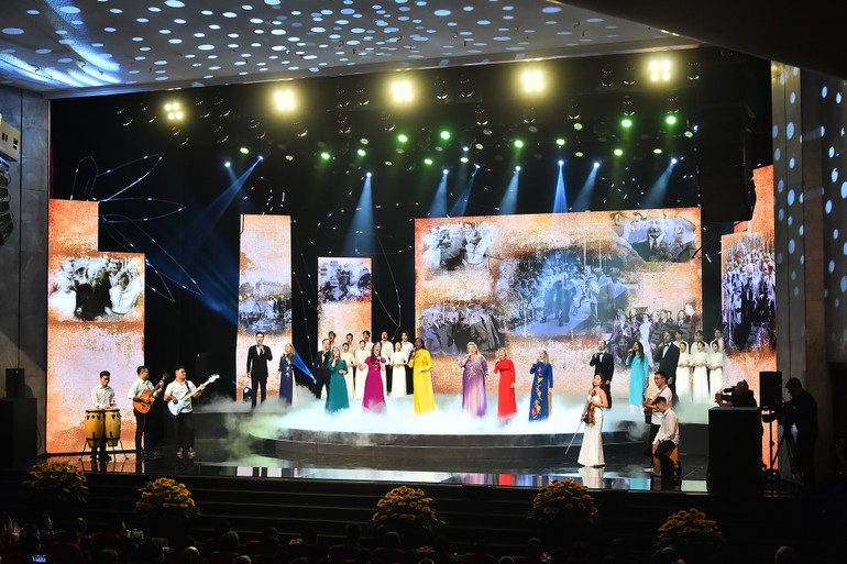 Các tiết mục văn nghệ tại chương trình. (Ảnh: Thủy Nguyên)