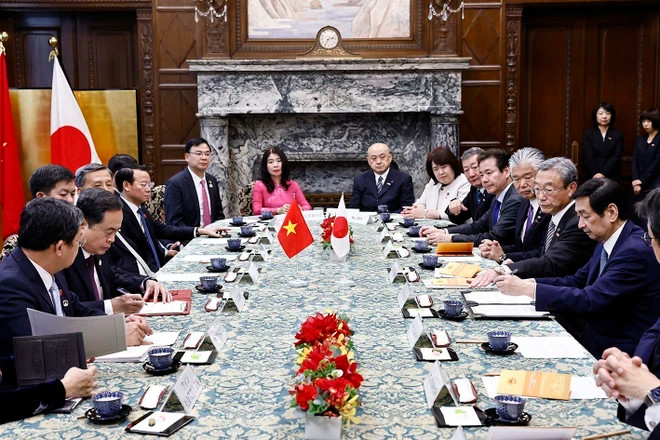 Chủ tịch Quốc hội Trần Thanh Mẫn và Chủ tịch Thượng viện Nhật Bản Sekiguchi Masakazu ký thoả thuận hợp tác. (Ảnh: TTXVN)