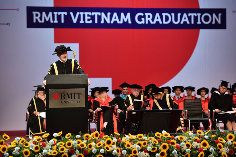 Giáo sư Alec Cameron, Phó chủ tịch Hội đồng trường, Giám đốc Đại học RMIT chia sẻ tại buổi lễ.
