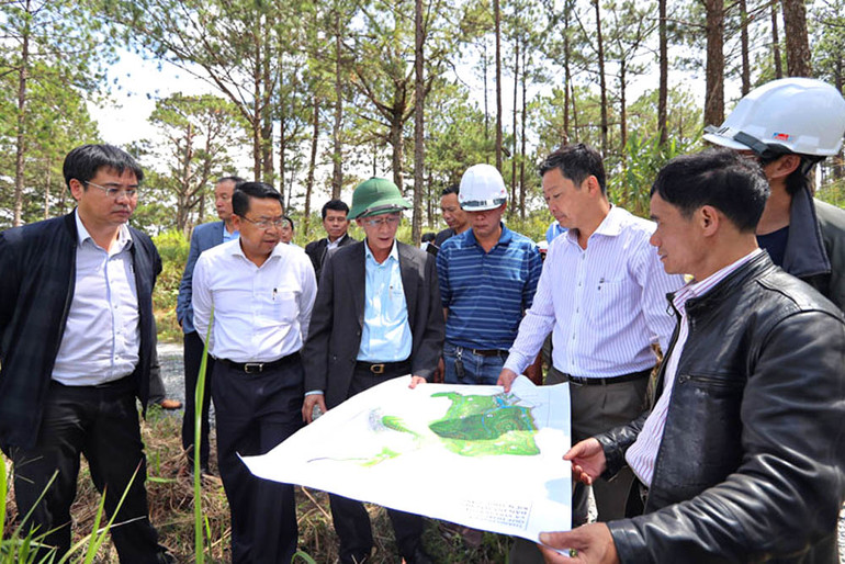 Chủ tịch UBND tỉnh Lâm Đồng Trần Văn Hiệp (thứ ba, bên trái) kiểm tra tiến độ thực hiện dự án tại Đà Lạt.