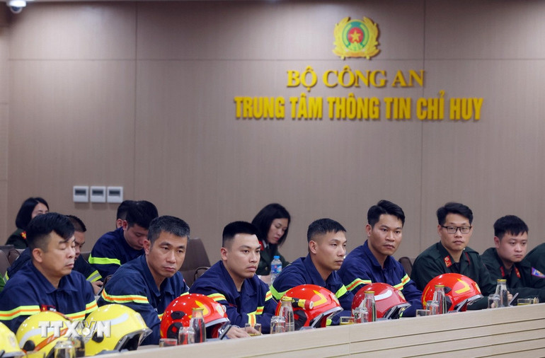 Cán bộ, chiến sỹ Phòng cháy chữa cháy và Cứu nạn cứu hộ Việt Nam thực hiện nhiệm vụ tại Myanmar. (Ảnh: TTXVN)