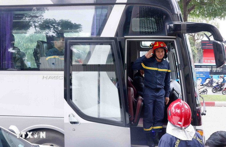 Cán bộ, chiến sỹ Phòng cháy chữa cháy và Cứu nạn cứu hộ Việt Nam lên đường làm nhiệm vụ tại Myanmar. (Ảnh: TTXVN)