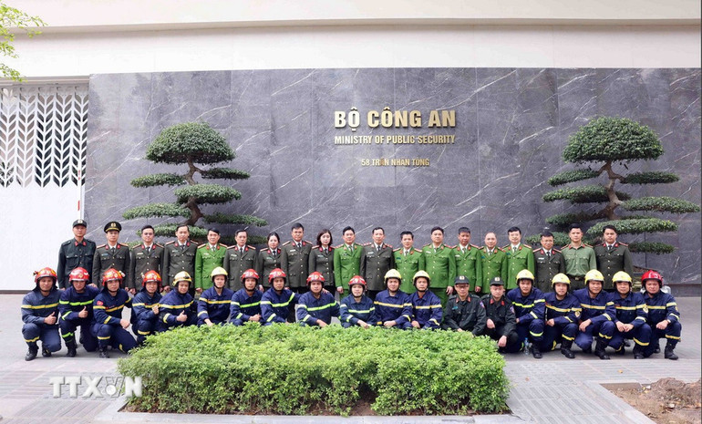 Trung tướng Lê Văn Tuyến, Thứ trưởng Bộ Công an và đoàn công tác cứu nạn, cứu hộ chụp ảnh chung trước giờ lên đường làm nhiệm vụ. (Ảnh: TTXVN)