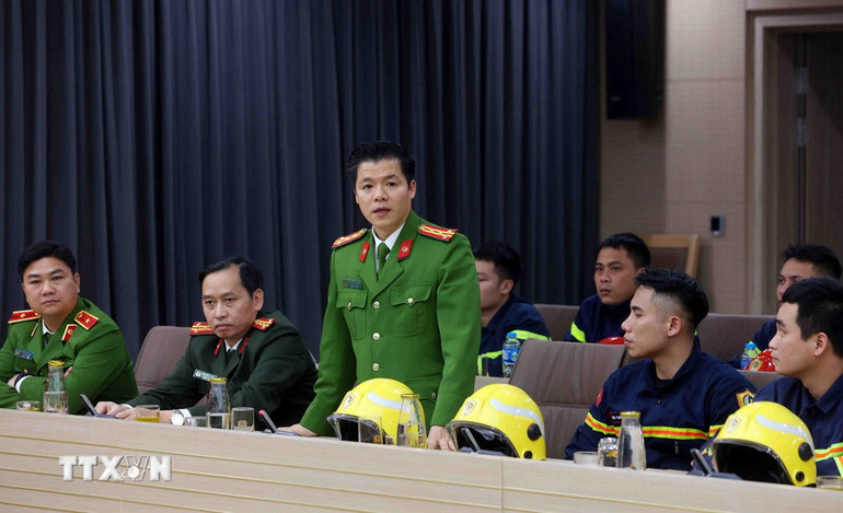 Đại tá Nguyễn Minh Khương, Phó Cục trưởng Cục Cảnh sát Phòng cháy chữa cháy và Cứu nạn cứu hộ, Trưởng đoàn công tác, phát biểu. (Ảnh: TTXVN)