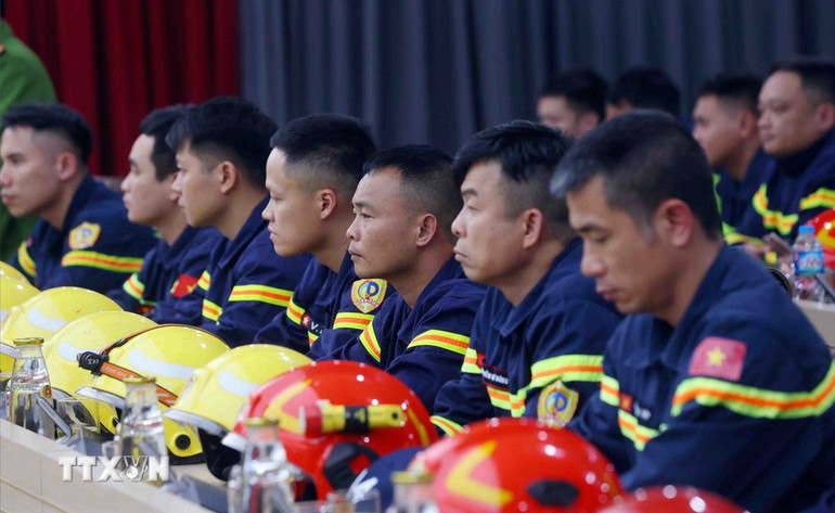 Cán bộ, chiến sỹ Phòng cháy chữa cháy và Cứu nạn cứu hộ Việt Nam thực hiện nhiệm vụ tại Myanmar. (Ảnh: TTXVN)