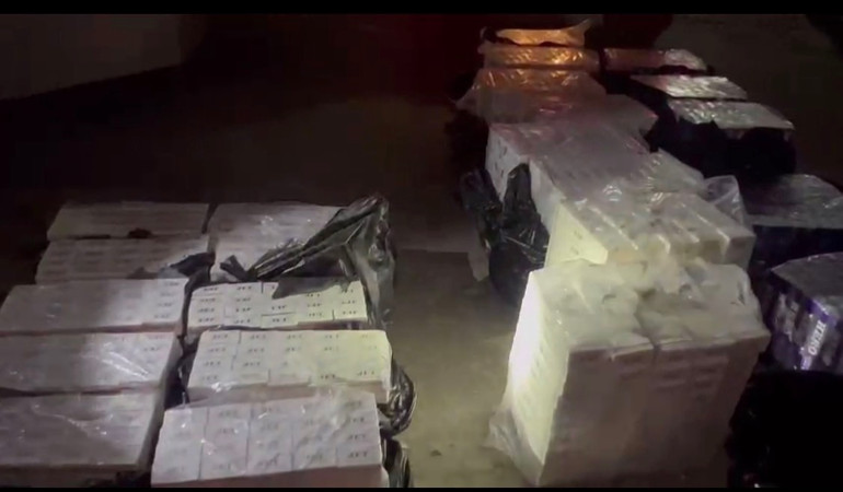 Hơn 10 nghìn gói thuốc lá lậu bị đối tượng bỏ lại tại hiện trường.