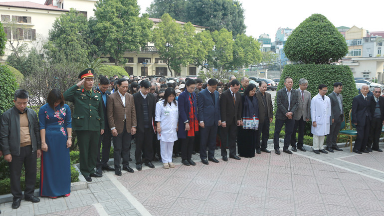 Các chứng nhân lịch sử là cán bộ Bệnh viện Bạch Mai có mặt tại lễ kỷ niệm. (Ảnh: Trung Hiếu)