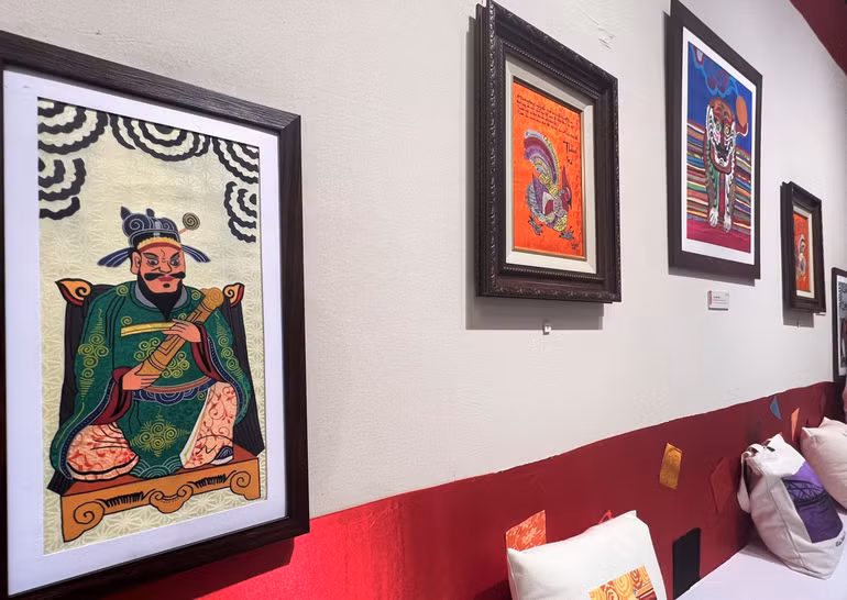 Loạt tranh chuyển thể từ tranh dân gian Hàng Trống.